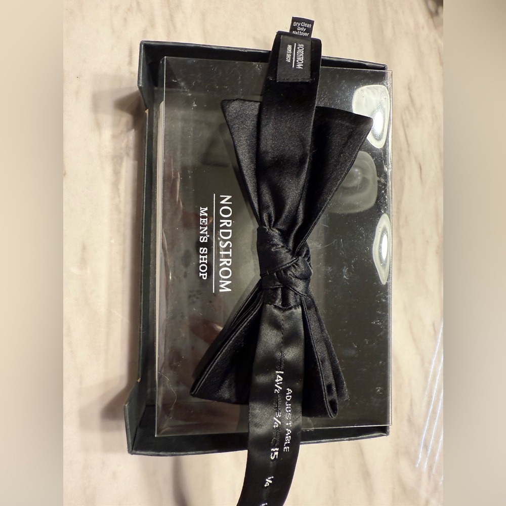 Nordstrom 100% Silk Adjustable bow tie Black Original Packaging Like New